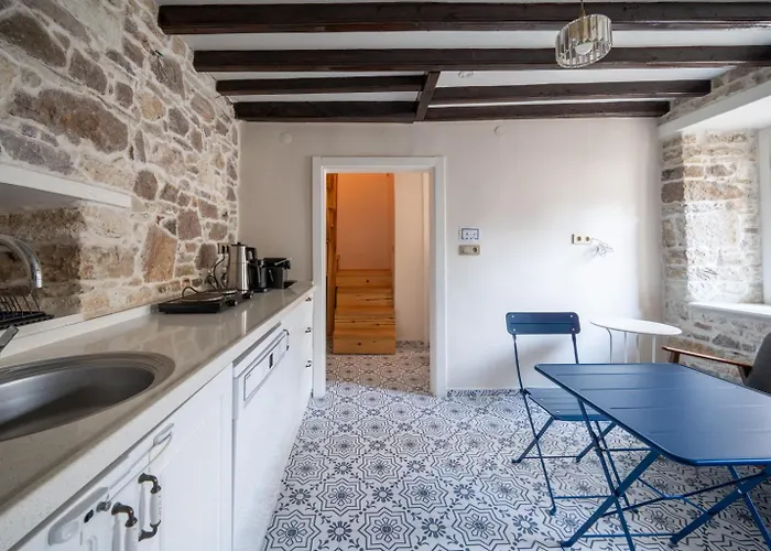 Miniq Homes 101 - Near Sea Foca Center 2Br Historic Stone House